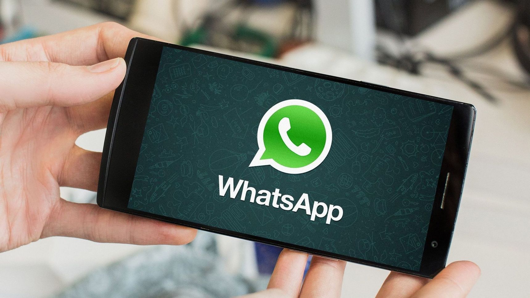 Novità WhatsApp: zoom video, emoji più grandi, chat veloci