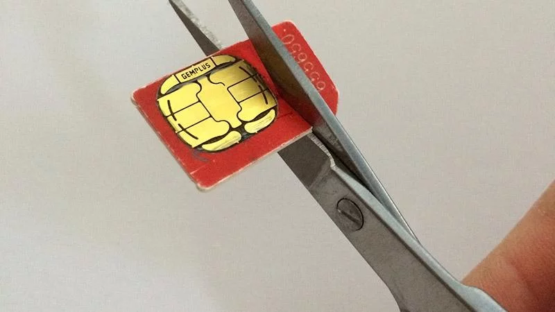 Come tagliare la scheda SIM in una microSIM o nanoSIM